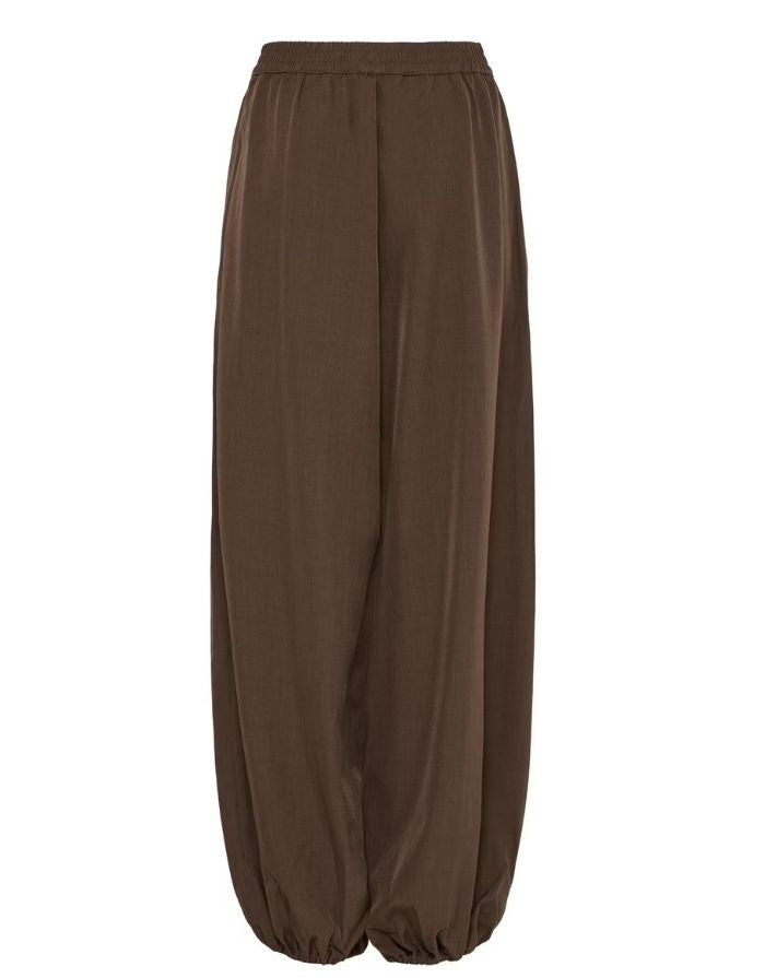 Weit geschnittene Ihfava Haremshose von ICHI in Slate Black Melange/Brown mit Ballonform, Falten und elastischem Bund.