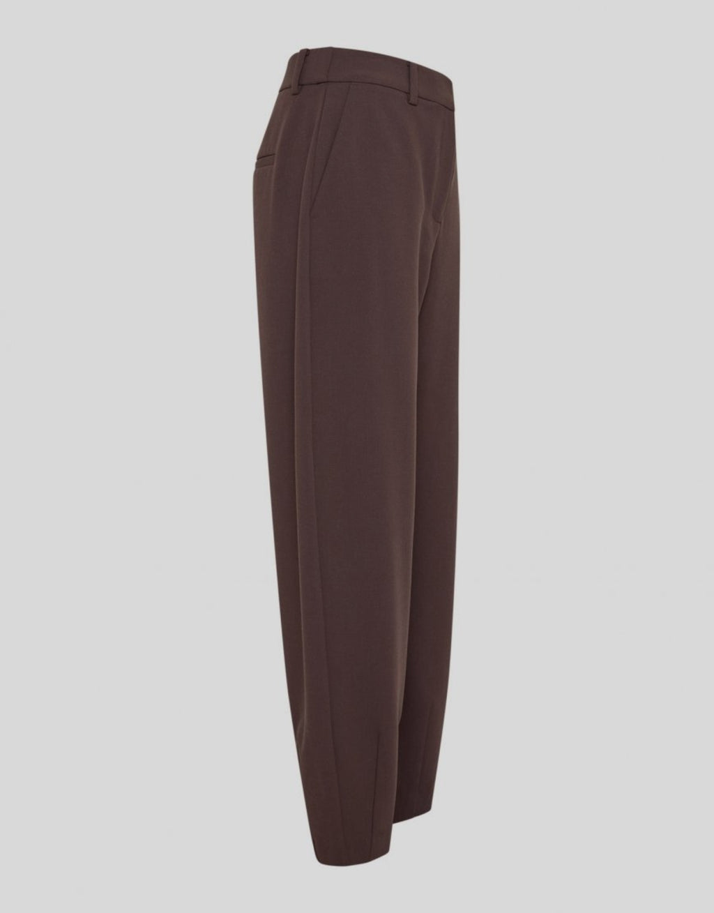 Dunkelbraune Macy Michelle HW Barrel Hose von MSCH Copenhagen mit hoher Taille, knöchellanger Silhouette und moderner, geschwungener Beinform von der Seite