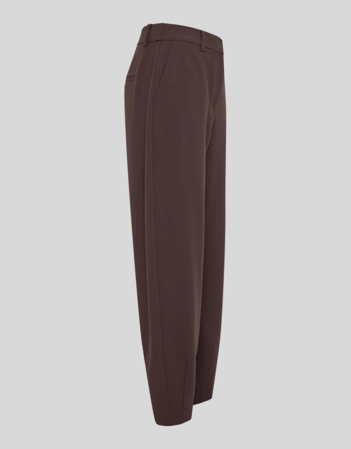 Dunkelbraune Macy Michelle HW Barrel Hose von MSCH Copenhagen mit hoher Taille, knöchellanger Silhouette und moderner, geschwungener Beinform von der Seite