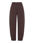 Dunkelbraune Macy Michelle HW Barrel Hose von MSCH Copenhagen mit hoher Taille, knöchellanger Silhouette und moderner, geschwungener Beinform von vorne