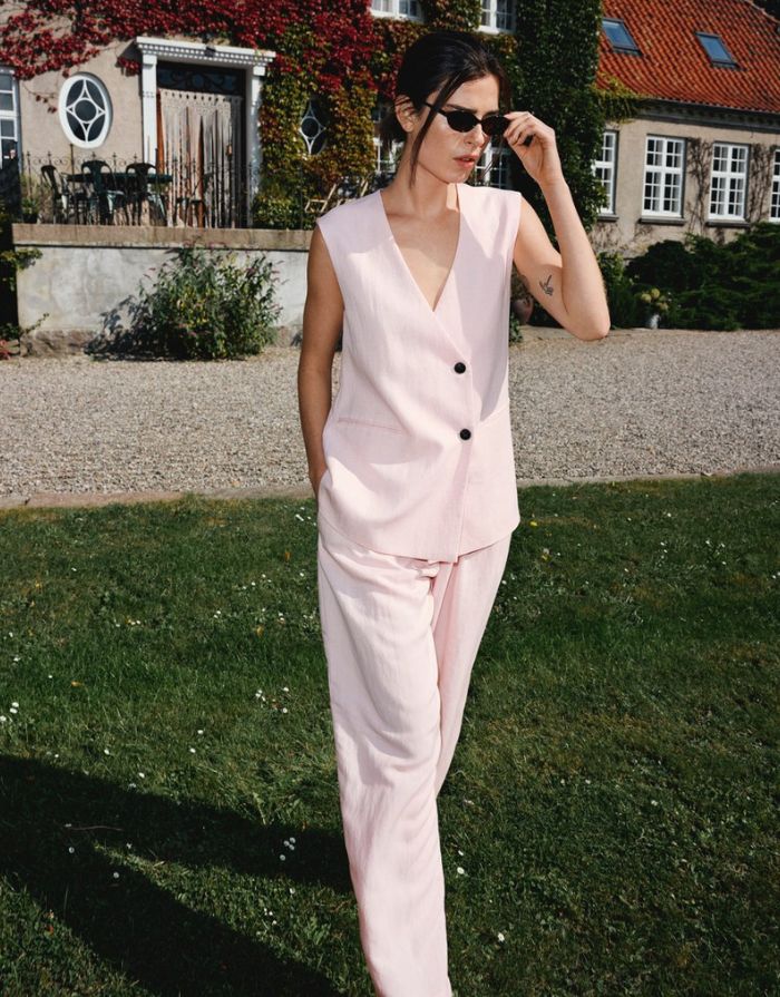 Hellrosa Franciska HW Hose von MSCH Copenhagen mit hoher Taille, weitem Bein und eleganten Falten.
