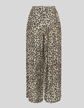 Laden Sie das Bild in den Galerie-Viewer, Kalani Vlora HW Hose Humus Leo von MSCH Copenhagen – locker geschnittene Hose mit Leo-Print aus nachhaltiger LENZING™ ECOVERO™-Viskose, hohe Taille, weites Bein.
