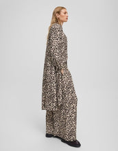 Laden Sie das Bild in den Galerie-Viewer, Kalani Vlora HW Hose Humus Leo von MSCH Copenhagen – locker geschnittene Hose mit Leo-Print aus nachhaltiger LENZING™ ECOVERO™-Viskose, hohe Taille, weites Bein.
