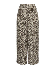 Laden Sie das Bild in den Galerie-Viewer, Kalani Vlora HW Hose Humus Leo von MSCH Copenhagen – locker geschnittene Hose mit Leo-Print aus nachhaltiger LENZING™ ECOVERO™-Viskose, hohe Taille, weites Bein.
