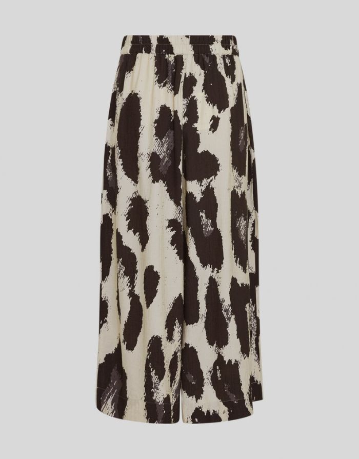 MSCH Copenhagen Hose Karalie Jusia Ankle Licorice Leo mit weitem Bein und Leopardenmuster.