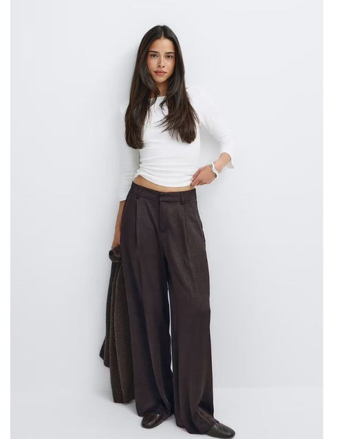 Dunkelbraune Pleated Satin Hose von Gina Tricot mit weitem Bein, Plisseestruktur und fließender Satinoptik.