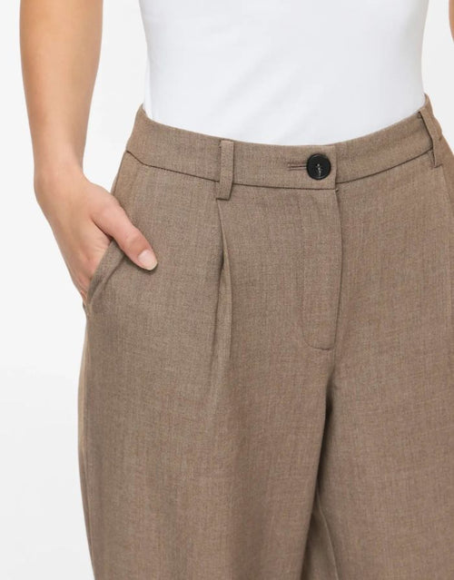 VILA Vikari Wide Hose in Melange mit weitem Bein und fließender Passform in Detail