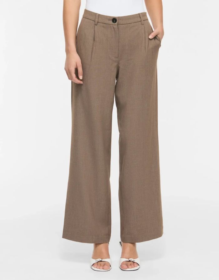 VILA Vikari Wide Hose in Melange mit weitem Bein und fließender Passform am Model
