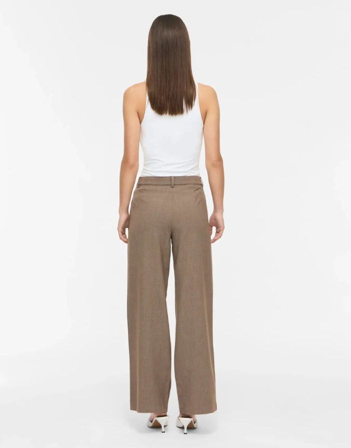 VILA Vikari Wide Hose in Melange mit weitem Bein und fließender Passform am Model von hinten