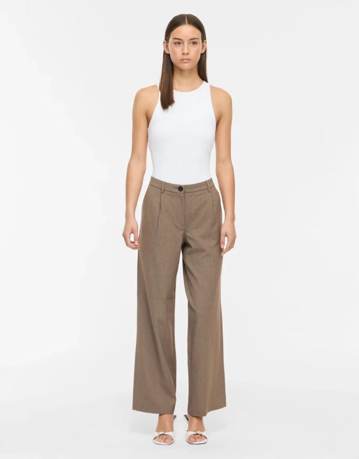 VILA Vikari Wide Hose in Melange mit weitem Bein und fließender Passform am Model von vorne