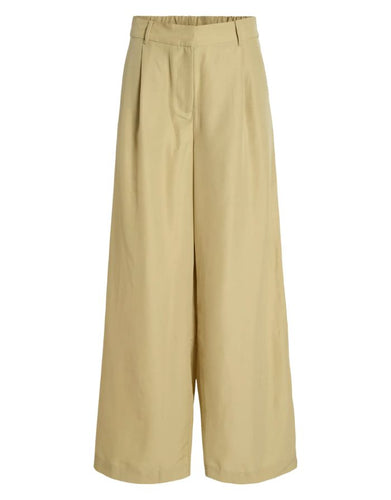Weit geschnittene Damenhose Vivil Wide von VILA in der Farbe Elm, aus 50 % recyceltem Polyester, mit Reißverschluss und mittlerer Taille – formbeständig und vielseitig kombinierbar.