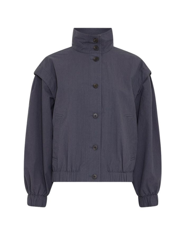 Heloise Jacke von MSCH Copenhagen in India Ink aus Baumwolle mit Stehkragen, verdeckter Knopfleiste und elastischen Ärmelabschlüssen.