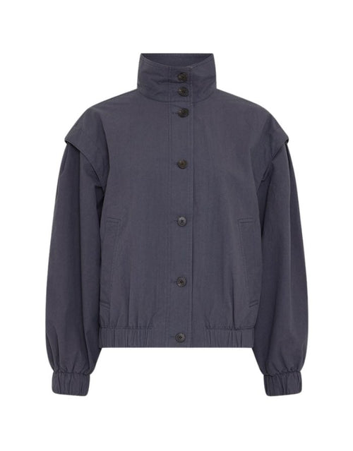 Heloise Jacke von MSCH Copenhagen in India Ink aus Baumwolle mit Stehkragen, verdeckter Knopfleiste und elastischen Ärmelabschlüssen.