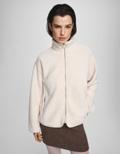 Laden Sie das Bild in den Galerie-Viewer, MSCH Copenhagen Teddy Jacke Letha in Fog – lockere Damenjacke mit Reißverschluss
