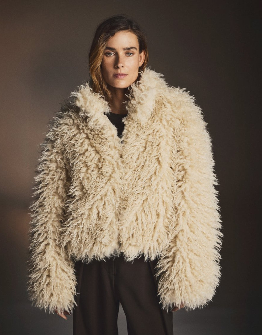 Beige Mila Jacket Kunstfelljacke von MSCH Copenhagen mit flauschigem, langem Flor, breitem Kragen und kurzer, voluminöser Bomber-Silhouette am Model