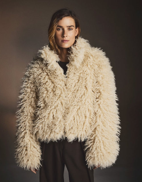 Beige Mila Jacket Kunstfelljacke von MSCH Copenhagen mit flauschigem, langem Flor, breitem Kragen und kurzer, voluminöser Bomber-Silhouette am Model