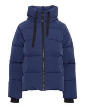 Laden Sie das Bild in den Galerie-Viewer, MSCH Copenhagen Jacke Pavinaria Short in Sodalite Blue – kurze Winterjacke
