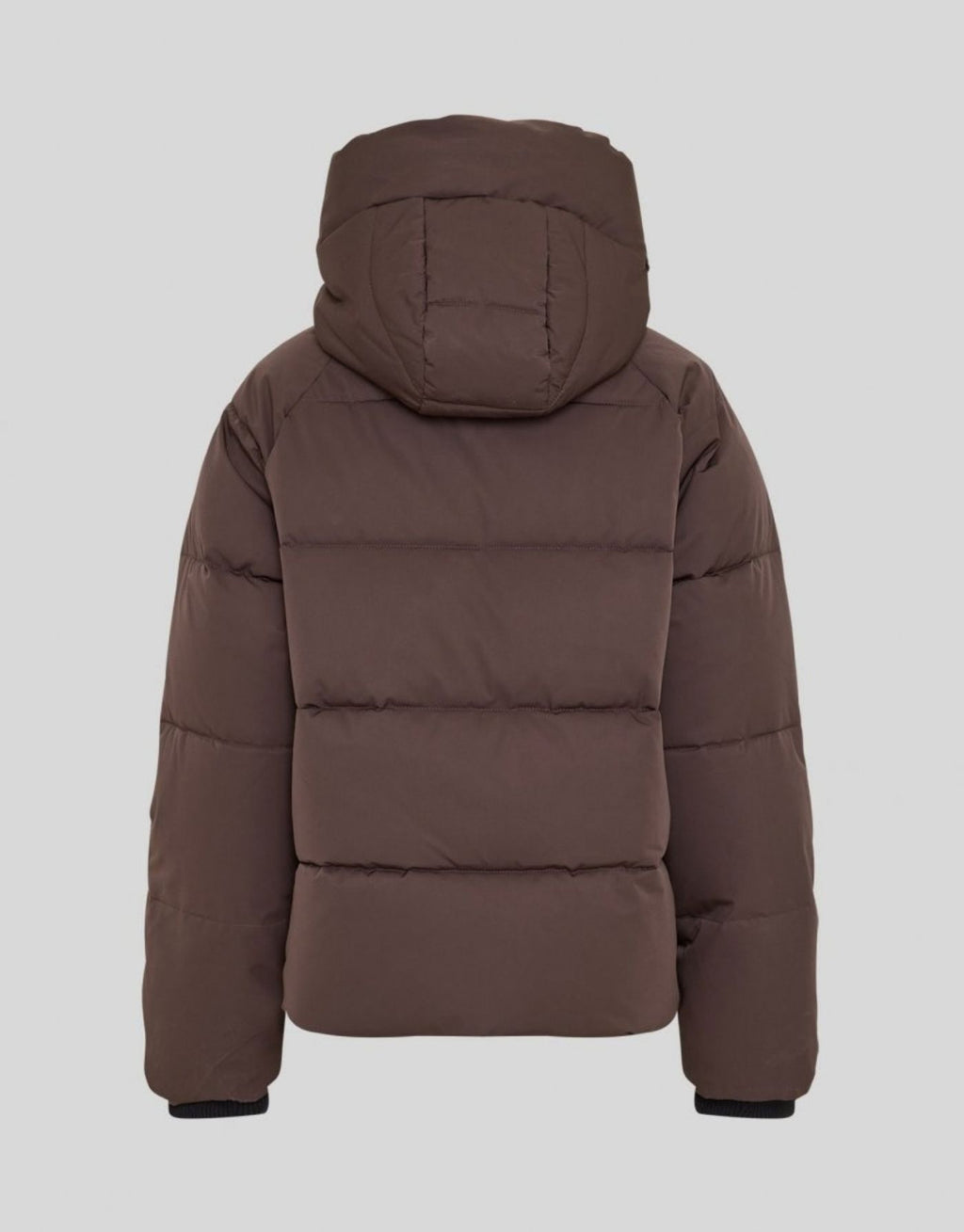 Braune kurze Winterjacke Pavinaria Short von MSCH Copenhagen in Hot Fudge mit Kapuze, hohem Kragen, leichter Wattierung und seitlichen Reißverschlüssen.