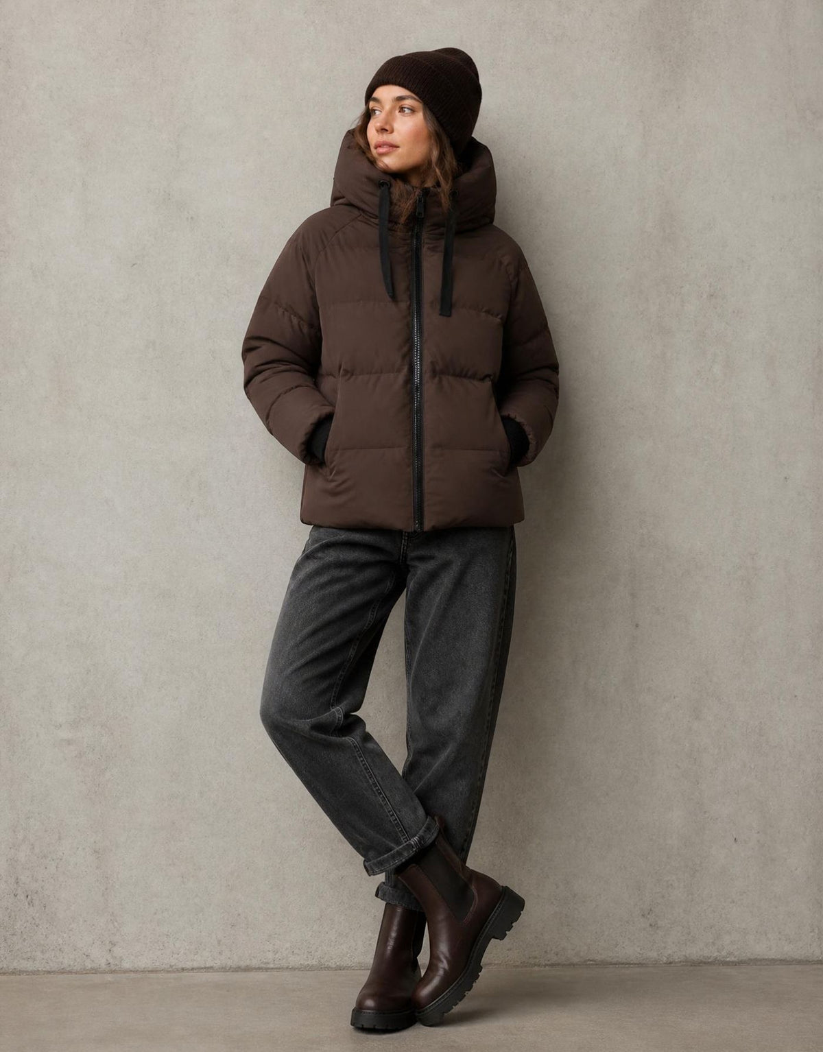 Braune kurze Winterjacke Pavinaria Short von MSCH Copenhagen in Hot Fudge mit Kapuze, hohem Kragen, leichter Wattierung und seitlichen Reißverschlüssen Am Model