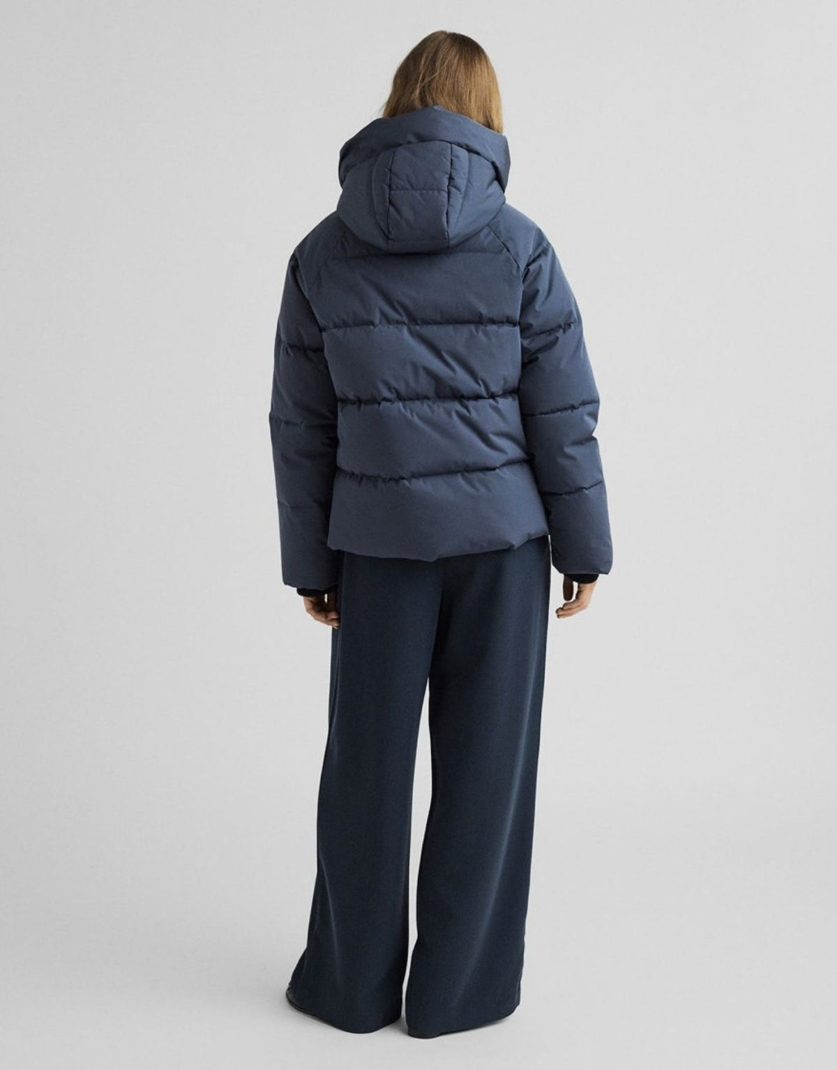 Dunkelblaue kurze Winterjacke Pavinaria Short von MSCH Copenhagen in India Ink mit Kapuze, hohem Kragen, leichter Wattierung und seitlichen Reißverschlüssen von Hinten