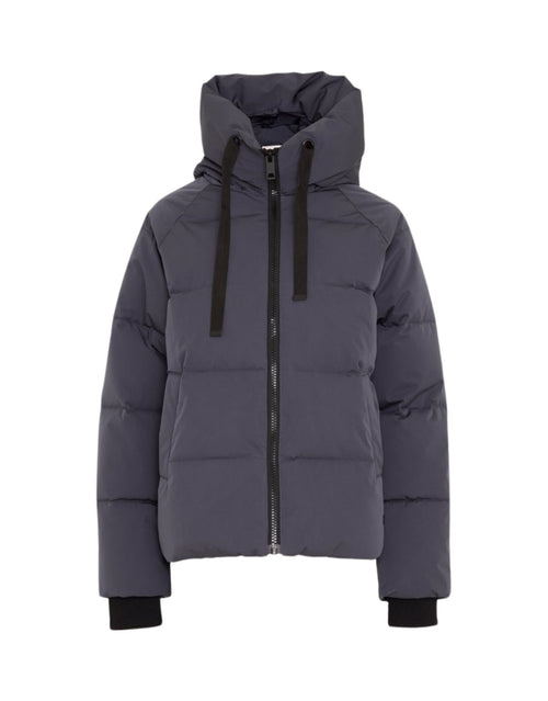 Dunkelblaue kurze Winterjacke Pavinaria Short von MSCH Copenhagen in India Ink mit Kapuze, hohem Kragen, leichter Wattierung und seitlichen Reißverschlüssen.