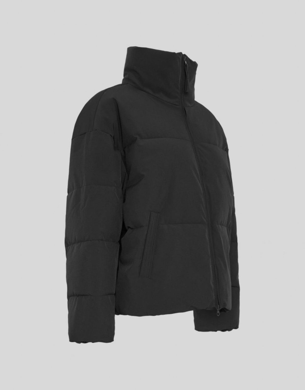Schwarze wattierte Jacke Refron von MSCH Copenhagen mit kurzer Bomber-Silhouette, hohem Stehkragen und Reißverschluss.