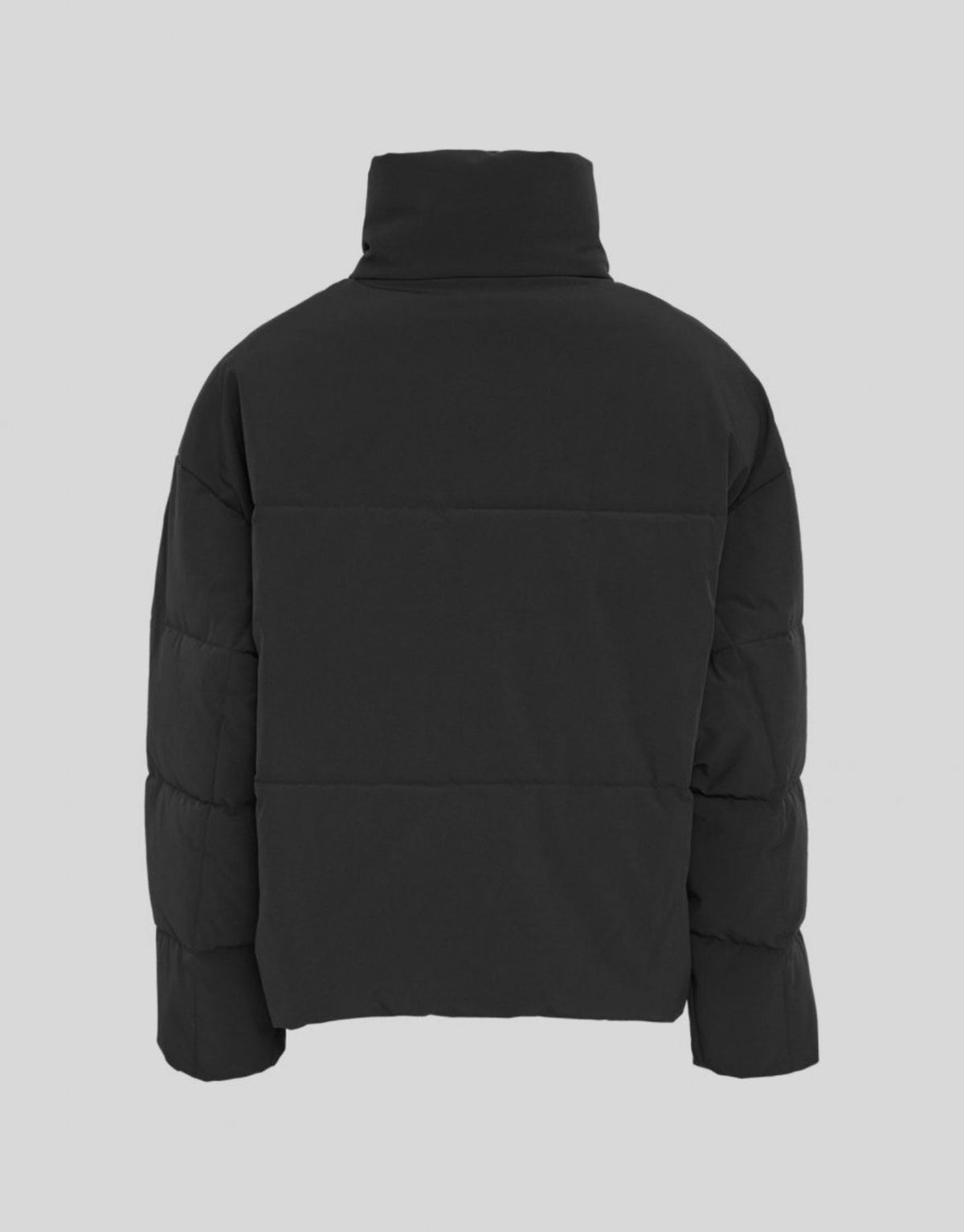 Schwarze wattierte Jacke Refron von MSCH Copenhagen mit kurzer Bomber-Silhouette, hohem Stehkragen und Reißverschluss.