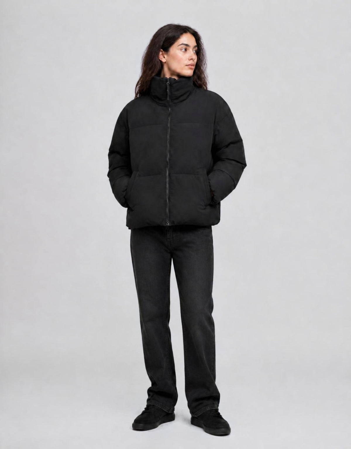 Schwarze wattierte Jacke Refron von MSCH Copenhagen mit kurzer Bomber-Silhouette, hohem Stehkragen und Reißverschluss am Model