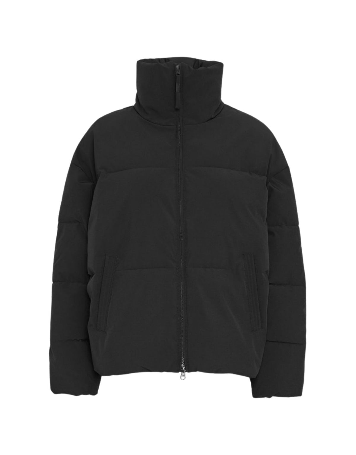 Schwarze wattierte Jacke Refron von MSCH Copenhagen mit kurzer Bomber-Silhouette, hohem Stehkragen und Reißverschluss.