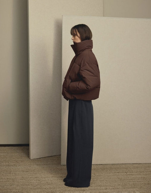 Braune wattierte Jacke Refron von MSCH Copenhagen in Hot Fudge mit kurzer Bomber-Silhouette, hohem Stehkragen und Reißverschluss am Model