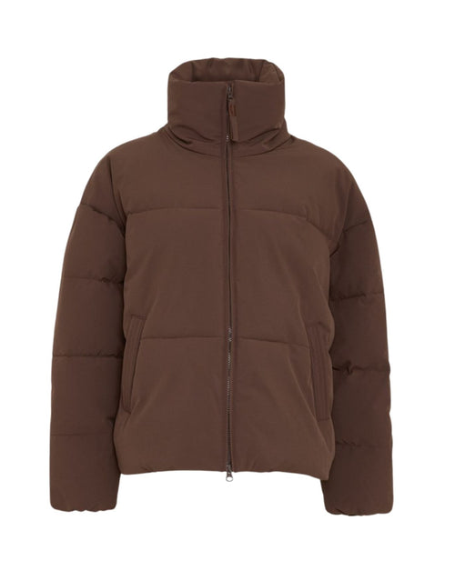 Braune wattierte Jacke Refron von MSCH Copenhagen in Hot Fudge mit kurzer Bomber-Silhouette, hohem Stehkragen und Reißverschluss.