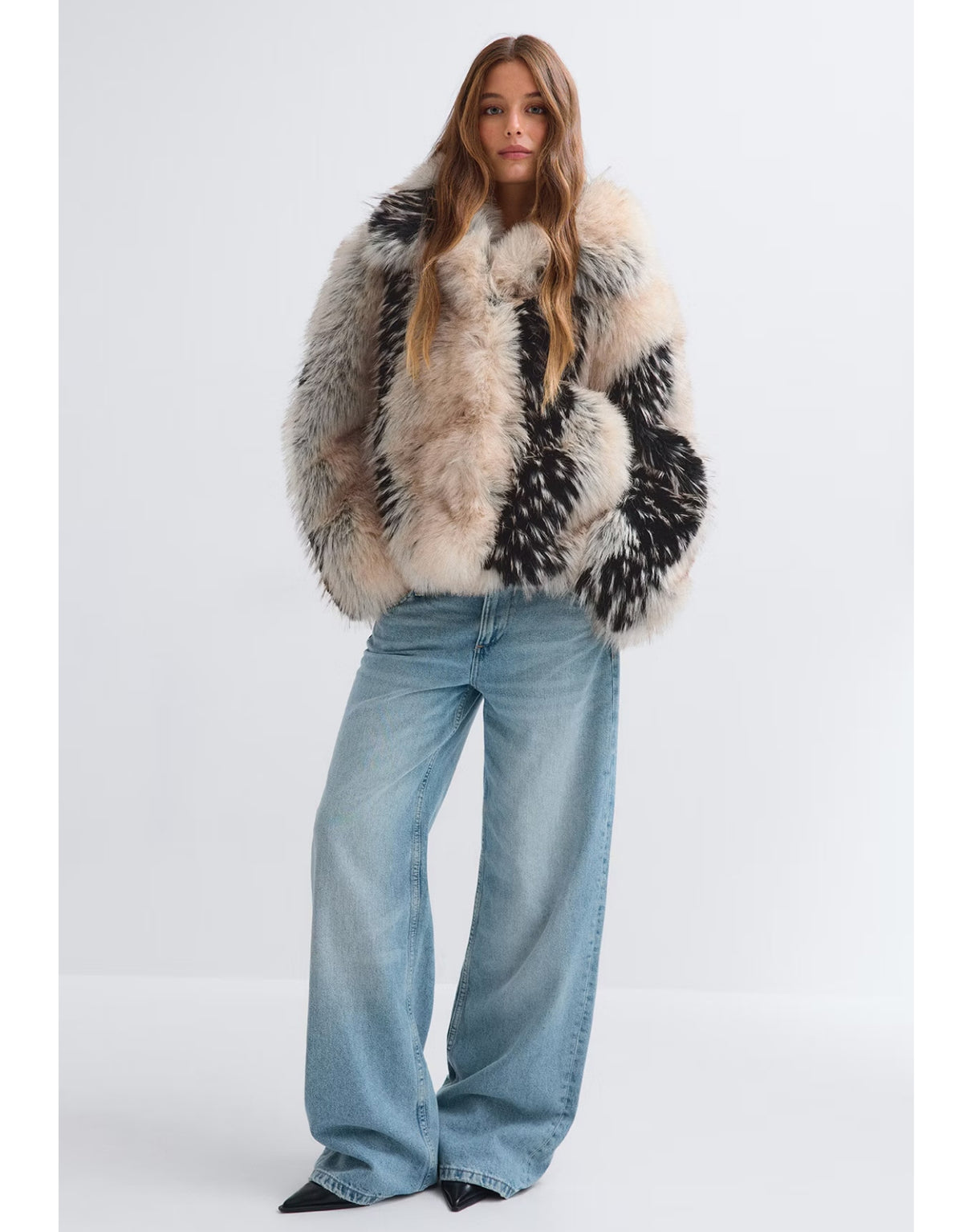 Cremeweiß-schwarze Faux Fur Short Jacke von Gina Tricot mit flauschigem Kunstfell, breitem Kragen, Knopfverschluss und kurzer Oversize-Silhouette am Model