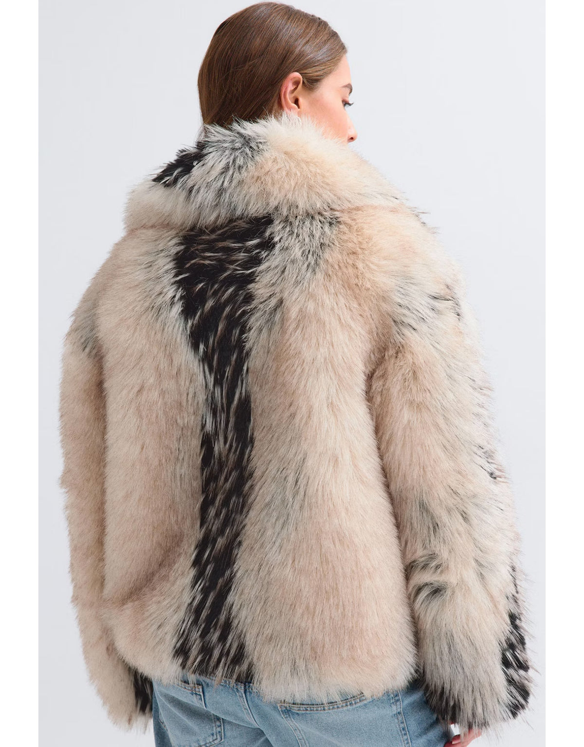 Cremeweiß-schwarze Faux Fur Short Jacke von Gina Tricot mit flauschigem Kunstfell, breitem Kragen, Knopfverschluss und kurzer Oversize-Silhouette von hinten