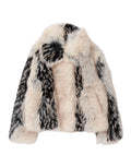 Cremeweiß-schwarze Faux Fur Short Jacke von Gina Tricot mit flauschigem Kunstfell, breitem Kragen, Knopfverschluss und kurzer Oversize-Silhouette von vorne