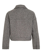 Laden Sie das Bild in den Galerie-Viewer, Graue Übergangsjacke von VILA mit Umlegekragen, Knopfleiste und Fronttaschen, locker geschnitten für einen modernen Look.

