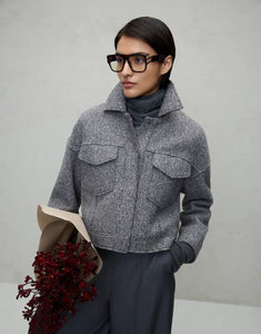 Graue Übergangsjacke von VILA mit Umlegekragen, Knopfleiste und Fronttaschen, locker geschnitten für einen modernen Look.
