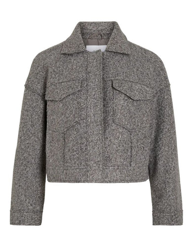 Graue Übergangsjacke von VILA mit Umlegekragen, Knopfleiste und Fronttaschen, locker geschnitten für einen modernen Look.
