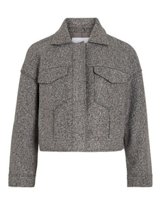 Graue Übergangsjacke von VILA mit Umlegekragen, Knopfleiste und Fronttaschen, locker geschnitten für einen modernen Look.

