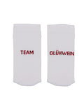 Socken Team Glühwein von Eulenschnitt – weiche Baumwollsocken mit eingesticktem Schriftzug „Team Glühwein“ in festlichem Design.