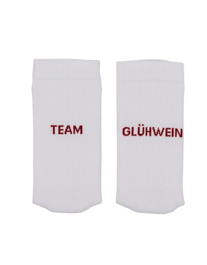 Socken Team Glühwein von Eulenschnitt – weiche Baumwollsocken mit eingesticktem Schriftzug „Team Glühwein“ in festlichem Design.