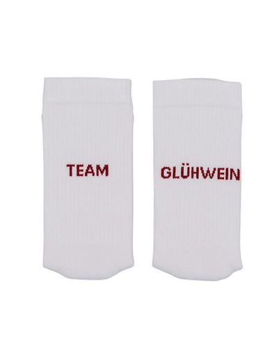 Socken Team Glühwein von Eulenschnitt – weiche Baumwollsocken mit eingesticktem Schriftzug „Team Glühwein“ in festlichem Design.