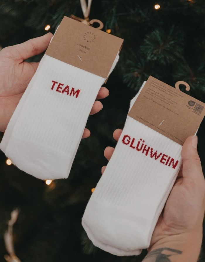 Socken Team Glühwein von Eulenschnitt – weiche Baumwollsocken mit eingesticktem Schriftzug „Team Glühwein“ in festlichem Design.