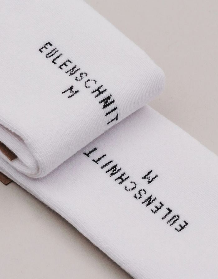 Socken Team Glühwein von Eulenschnitt – weiche Baumwollsocken mit eingesticktem Schriftzug „Team Glühwein“ in festlichem Design.