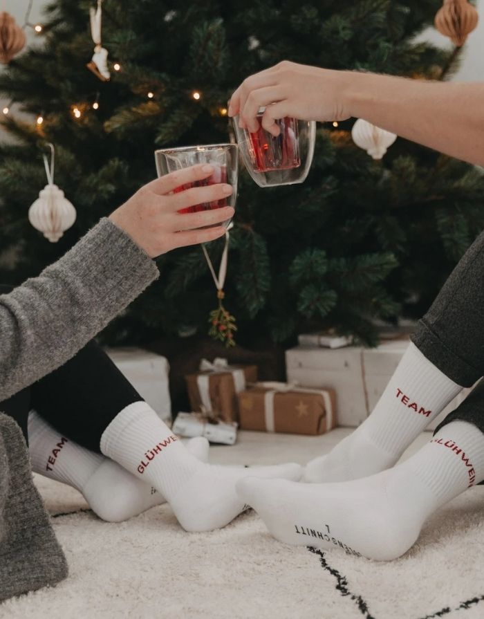 Socken Team Glühwein von Eulenschnitt – weiche Baumwollsocken mit eingesticktem Schriftzug „Team Glühwein“ in festlichem Design.