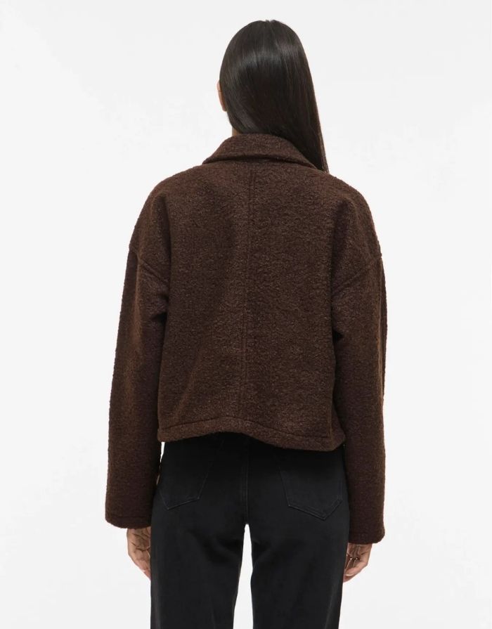  VILA Vijadas Jacke in Coffee Bean mit Reißverschluss, Hemdkragen und weicher Terry-Struktur.
