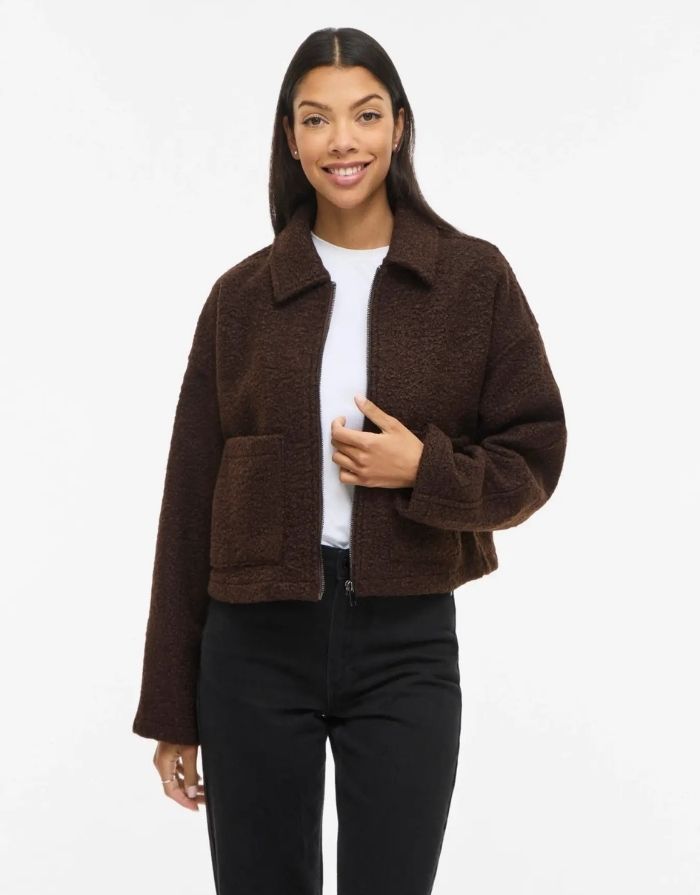  VILA Vijadas Jacke in Coffee Bean mit Reißverschluss, Hemdkragen und weicher Terry-Struktur.