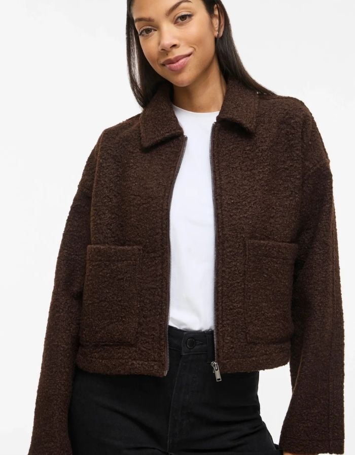  VILA Vijadas Jacke in Coffee Bean mit Reißverschluss, Hemdkragen und weicher Terry-Struktur.