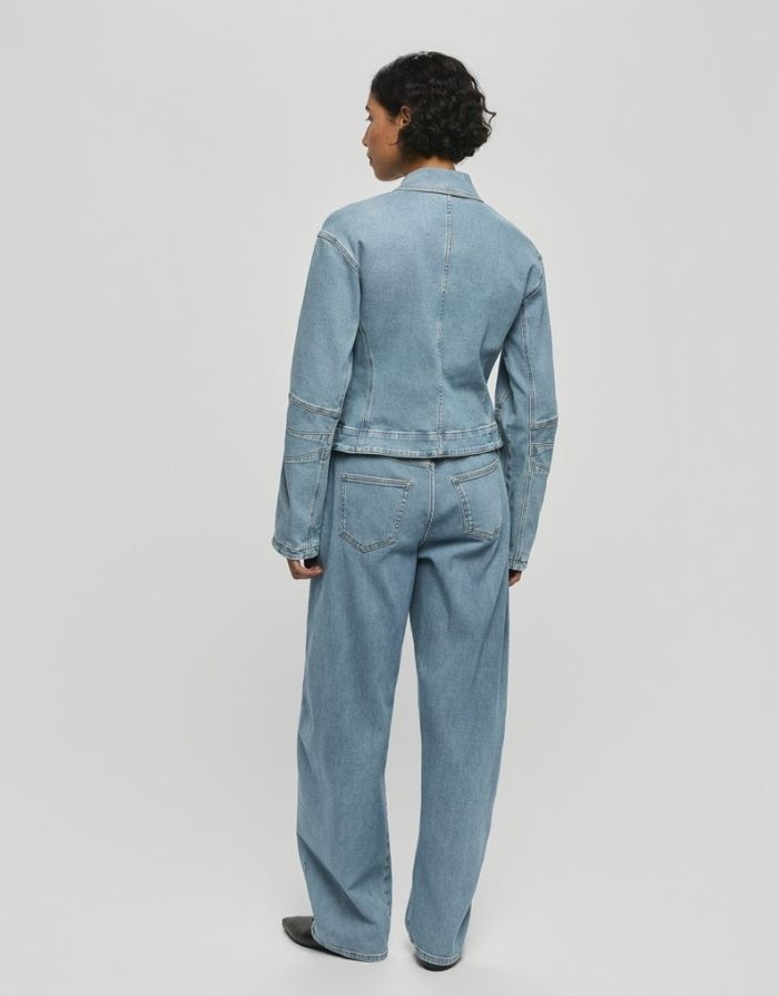 MSCH Copenhagen Barrel Jeans Kobane Tua Light Blue Wash mit High Waist und leicht barrel-förmigem Bein.