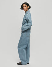 Laden Sie das Bild in den Galerie-Viewer, MSCH Copenhagen Barrel Jeans Kobane Tua Light Blue Wash mit High Waist und leicht barrel-förmigem Bein.
