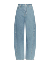 Laden Sie das Bild in den Galerie-Viewer, MSCH Copenhagen Barrel Jeans Kobane Tua Light Blue Wash mit High Waist und leicht barrel-förmigem Bein.
